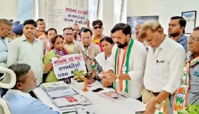 વડોદરામાં સ્મશાનના ખાનગીકરણ સામે કોંગ્રેસે મ્યુનિ.કચેરી સામે કર્યો વિરોધ