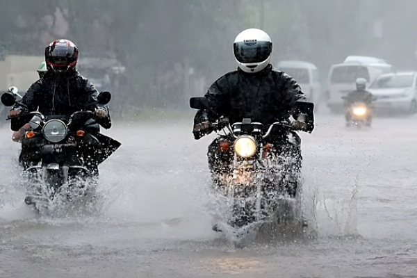 પાણી ભરેલા માર્ગમાં બાઈક બંધ થઈ જાય તો આટલી રાખો કાળજી