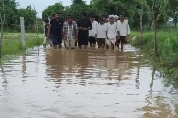 ડીસા-ધાનેરા હાઈવે પરના ગામડાંઓમાં બે દિવસ પહેલા પડેલા વરસાદથી જળબંબાકારની સ્થિતિ