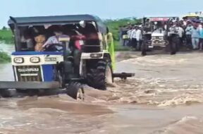 lakhatar, aniyari village, water on the causeway