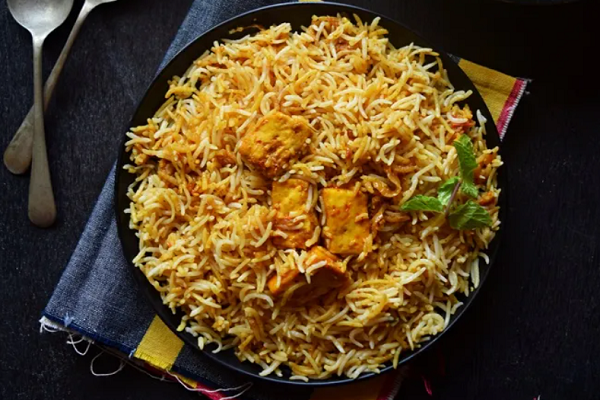 ઘરે જ બનાવો રેસ્ટોરન્ટ જેવી પનીર બિરયાની, જાણો રેસીપી