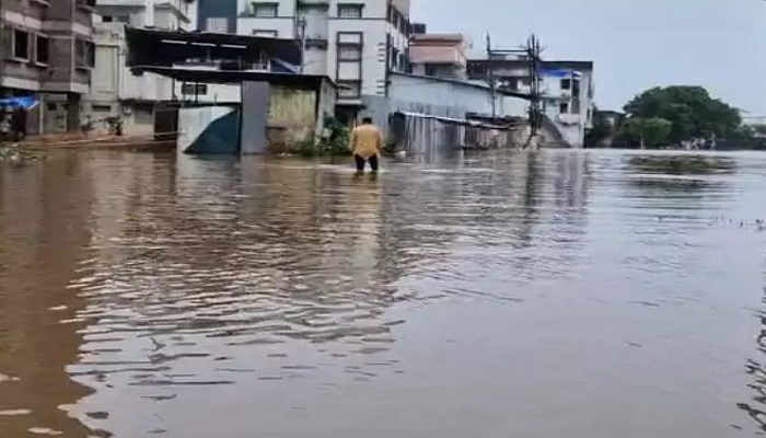 નવસારીમાં પૂર્ણા નદીએ ભયજનક સપાટી વટાવી, 500થી વધુ લોકોનું સ્થળાંતર કરાયું
