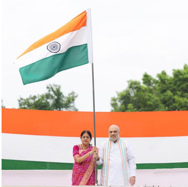 ‘હર ઘર તિરંગા’ અભિયાન: અમિત શાહે નવી દિલ્હી સ્થિત નિવાસસ્થાને ત્રિરંગો લહેરાવ્યો