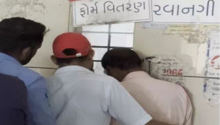 આંગણવાડીમાં 9000 જગ્યાઓ માટે મામલતદાર કચેરીઓમાં ફોર્મ ભરવા લાંબી લાઈનો