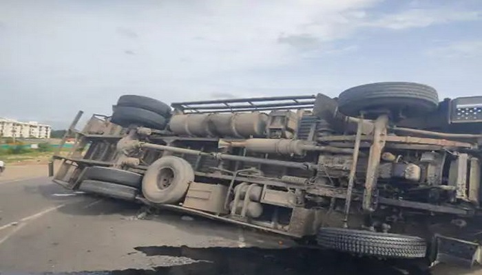 વડોદરા નજીક નેશનલ હાઈવે પર ટામેટા ભરેલી ટ્રક પલટી જતા 10 કિમી સુધી ટ્રાફિકજામ સર્જાયો