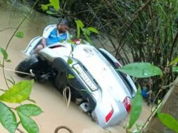 Car pulled over in paradi