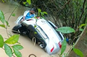 Car pulled over in paradi
