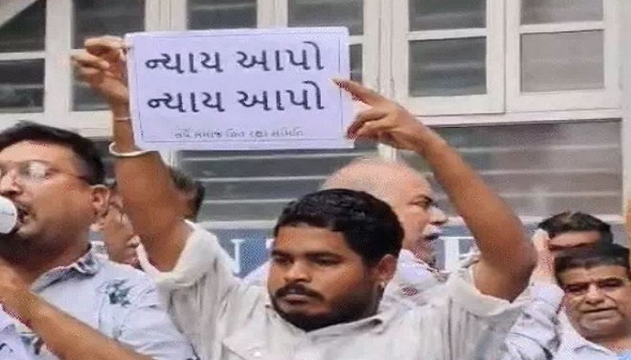 ધોરણ 10ના વિદ્યાર્થીની હત્યાના બનાવ બાદ સેવન્થ ડે સ્કૂલના પ્રિન્સિપાલને વાલીઓએ ફટકાર્યા