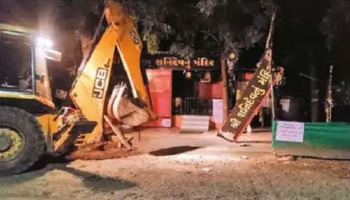 ગાંધીનગરમાં રાયસણ-રાંદેસણના સર્વિસ રોડ પર બે મંદિર સહિતના દબાણો હટાવાયા