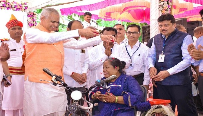 ભચાઉમાં રાજ્યપાલના હસ્તે દિવ્યાંગજનોને સાધન-સહાય વિતરણનો કાર્યક્રમ યોજાયો