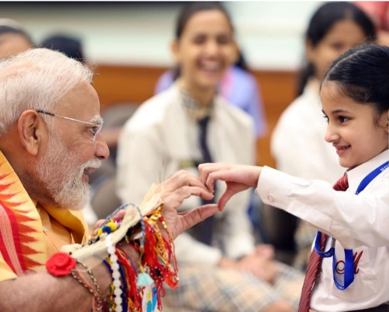 શાળાઓની વિદ્યાર્થિનીઓએ પ્રધાનમંત્રી નરેન્દ્ર મોદીને રાખડી બાંધી