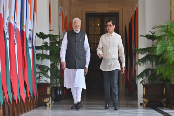 નરેન્દ્ર મોદી ફિલિપાઇન્સના રાષ્ટ્રપતિ ફર્ડિનાન્ડ આર. માર્કોસ જુનિયરને મળ્યા