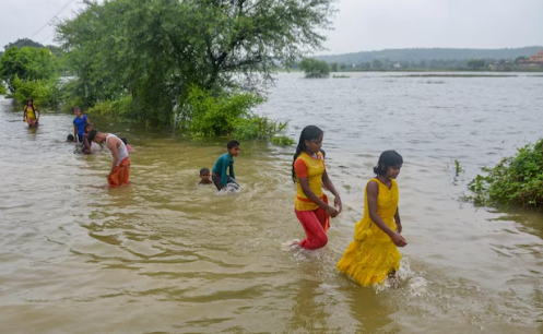 ચંદૌલી અને ગાઝીપુરના ગ્રામીણ વિસ્તારોમાં પૂરના કારણે તબાહી, ઘરો અને ખેતરો પાણીથી ભરાયા