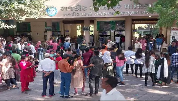 રાજકોટમાં જન્માષ્ટમીના તહેવારોને લીધે પ્રદ્યુમન પાર્ક ઝૂની મુલાકાતે લોકો ઉમટી પડ્યાં