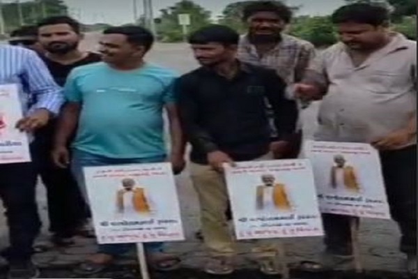 રાજકોટ-ભાવનગર હાઈવે પર ઠેર ઠેર ખાડાં, કોંગ્રેસે મંત્રી-MPના પોસ્ટર ખાડામાં લગાવી વિરોધ કર્યો