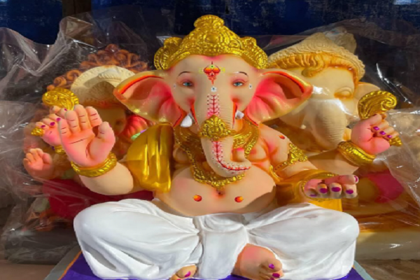 નવસારીઃ ગણેશ ઉત્સવ માટે બંગાળી કારીગરો દ્વારા ઇકો-ફ્રેન્ડલી પ્રતિમાઓનું નિર્માણ