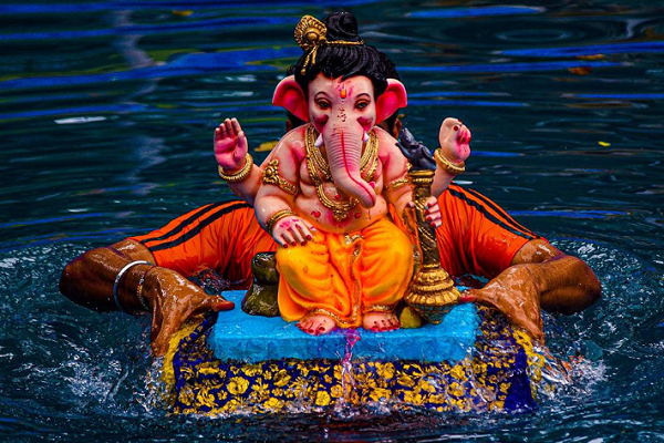આપણે ગણેશ વિસર્જન શા માટે કરીએ છીએ? જાણો તેનો મહાભારત સાથેનો સંબંધ
