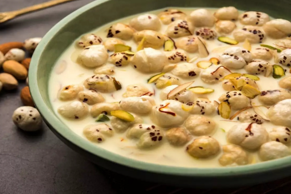 દૂધ ઉપરાંત દહીંમાં મખાના ભેળવીને ખાઓ, મળશે આટલા આશ્ચર્યજનક સ્વાસ્થ્ય લાભો