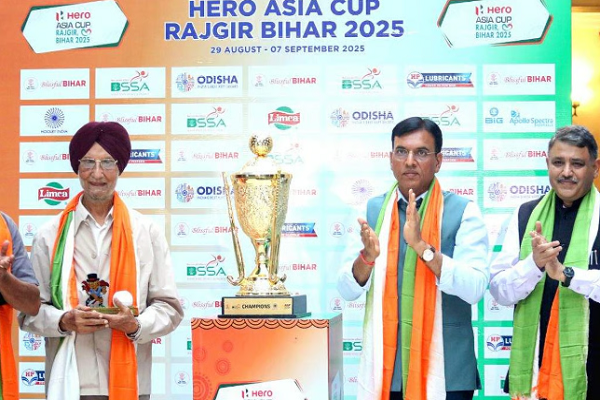 ડૉ. મનસુખ માંડવિયાએ હોકી એશિયા કપ 2025 ટ્રોફીનું અનાવરણ કર્યું