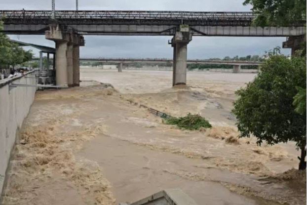 અમદાવાદમાં સાબરમતી નદીમાં પૂરની સ્થિતિ, રિવરફ્રન્ટ-વોકવે બંધ કરાયો