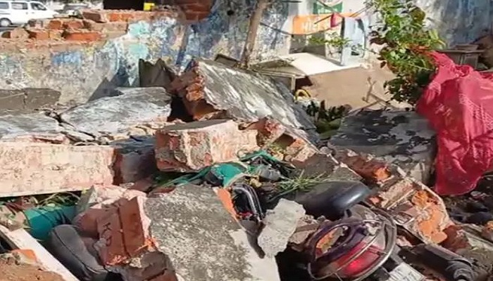 અમદાવાદમાં નવા વાડજમાં AMTS બસ ડેપોની દીવાલ ધસી પડતા યુવાનનું મોત