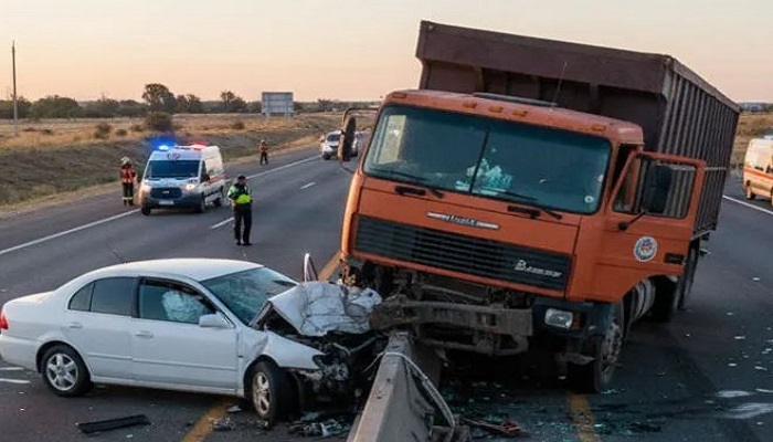 દ્વારકા-ખંભાળિયા હાઈવે પર કાર ડિવાઈડર કૂદીને ટ્રક સાથે અથડાતા બેના મોત