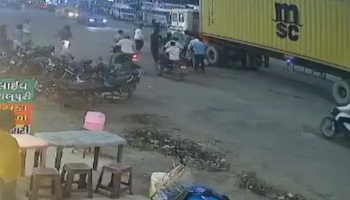 સુરતમાં રોડ પરના ખાડાને લીધે બાઈક સવાર ત્રણ યુવાનો પટકાતા કન્ટેનરે અડફેટે લીધા