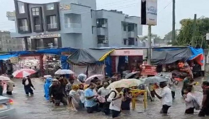 અંબાજીમાં ભાદરવી પૂનમના મેળાના આજે અંતિમ દિવસે મેઘરાજાએ ભાવિકોને ભીંજવ્યા