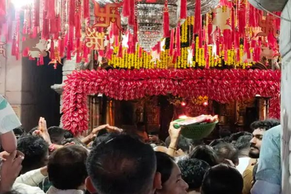 આજથી નવલી નવરાત્રીનો પ્રારંભ, અંબાજીમાં ચાચરચોકમાં ભાવિકો ગરબે ઘૂમ્યાં