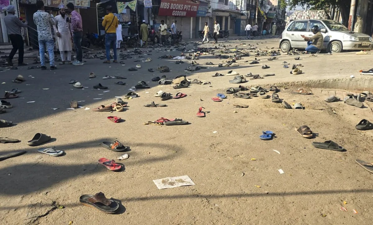 બરેલીમાં તોફાનીઓએ પોલીસને નિશાન બનાવીને પથ્થરમારો અને ફાયરિંગ કર્યું, 10 પોલીસ કર્મચારી ઘાયલ