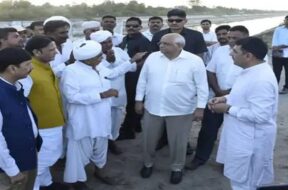 Banaskantha,CM Meets flood victims-1