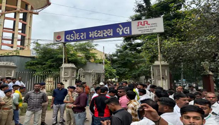 આપ’ના ધારાસભ્ય ચૈતર વસાવા જેલમાંથી છૂટતા સમર્થકોએ ખભા પર બેસાડી સ્વાગત કર્યું