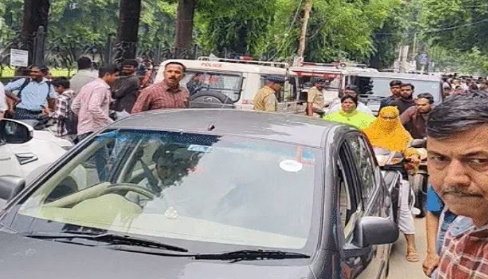 વડોદરામાં નવરાત્રીના યુનાઈટેડ વેના પાસ લેવા ધક્કામુકીમાં કાચ તૂટ્યા, 5ને ઈજા