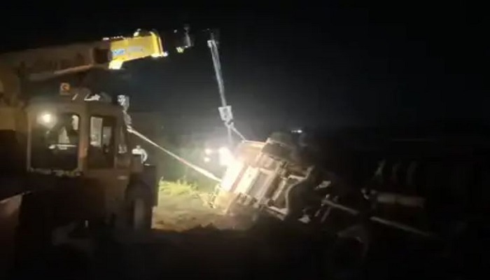 રાજકોટના 150 ફુટ રિંગરોડ પર કન્ટેનરે પલટી ખાતા બેનાં મોત, ત્રણને ઈજા