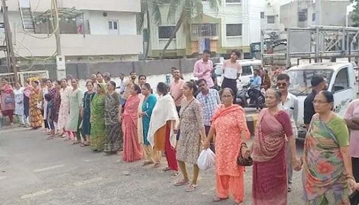 જામનગરમાં દૂષિત પાણીના પ્રશ્ને મહિલાઓએ ચક્કાજામ કરતા થયો ટ્રાફિકજામ