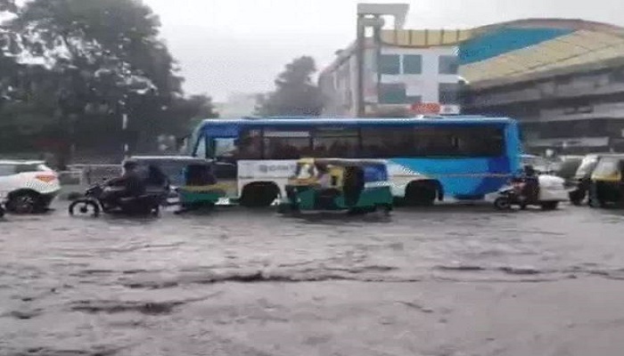 સુરતમાં એક કલાકમાં સાડા ચાર ઈંચ વરસાદ પડતા રોડ-રસ્તાઓ પર પાણી ભરાયા