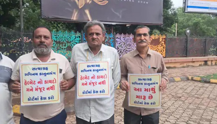 રાજકોટ શહેરમાં ફરજિયાત હેલ્મેટના કાયદા સામે નાગરિકોએ પ્લેકાર્ડ દર્શાવીને કર્યો વિરોધ