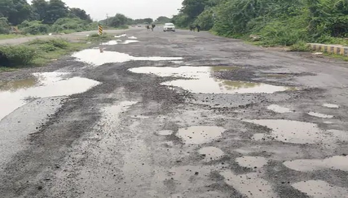 ભાભર-રાધનપુર નેશનલ હાઈવે પર ઠેર ઠેર ખાડાને લીધે વાહનચાલકો પરેશાન