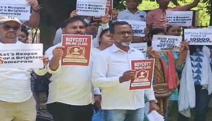 અમદાવાદની સેવન્થ ડે સ્કૂલમાં ઓફલાઈન શિક્ષણ ચાલુ કરવા વાલીઓએ કર્યો સૂત્રોચ્ચાર