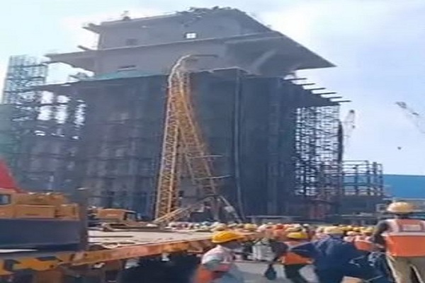 સુરતના હજીરામાં સ્ટીલ પ્લાન્ટમાં ક્રેન તૂટતા કામદારનું મોત, ત્રણ ઘવાયા