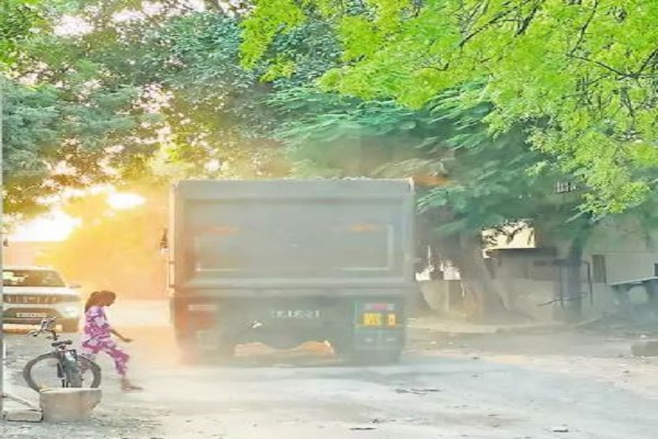 વઢવાણમાં પ્રતિબંઘ છતાં પૂર ઝડપે દોડતા ડમ્પરોના ત્રાસ સામે મહિલાઓએ કરી રજુઆત