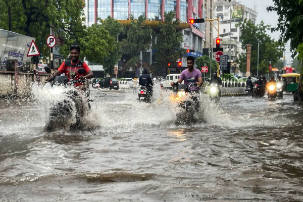 અમદાવાદમાં ધોધમાર વરસાદ વરસ્યો, અનેક વિસ્તારોમાં ભરાયા પાણી
