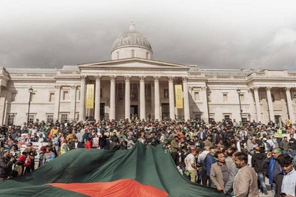 મુહમ્મદ યુનુસ સરકાર સામે લંડનમાં બાંગ્લાદેશી પ્રવાસીઓનો વિરોધ