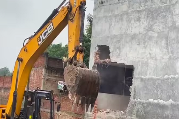 ભોપાલમાં લવ જેહાદ અને બળાત્કારના આરોપીઓ સામે બુલડોઝર કાર્યવાહી, મોહન યાદવ સરકારની મોટી કાર્યવાહી