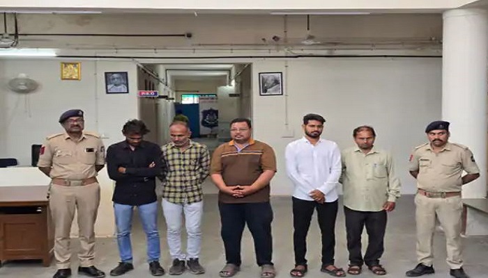 નારોલમાં વીજકરંટથી દંપત્તીના મોત કેસમાં AMC કર્મચારીઓ-કોન્ટ્રાકટર સહિત 5ની ધરપકડ