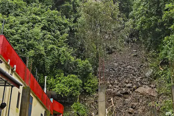 હિમાચલમાં ભારે વરસાદને કારણે ઘર ધરાશાયી થવાથી 5 લોકોના મોત, 1,337 રસ્તા બંધ, એલર્ટ જારી