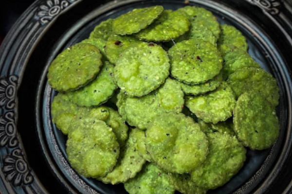 ઘરે થોડા જ સમયમાં પાલકની મઠરી બનાવો, બાળકોથી લઈને વૃદ્ધો સુધી બધાને ગમશે.