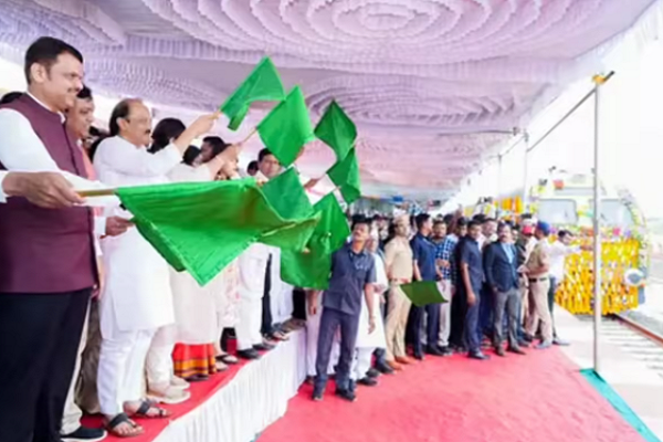 મહારાષ્ટ્રના બીડમાં અમલનેર-બીડ રેલ્વે લાઇનનું ઉદ્ઘાટન, મુખ્યમંત્રી દેવેન્દ્ર ફડણવીસે લીલી ઝંડી આપી