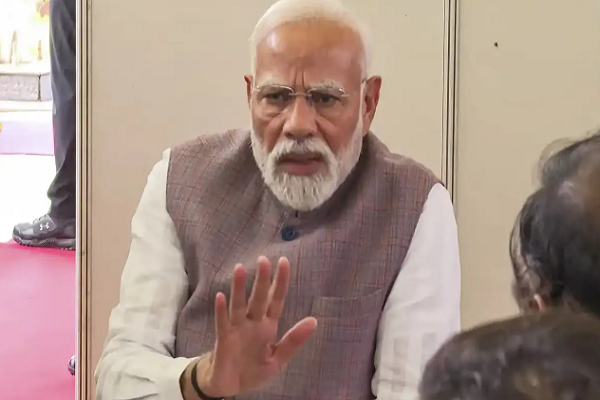 આસામને વિકાસ કાર્યોની ભેંટ આપતા પ્રધાનમંત્રી નરેન્દ્ર મોદીએ કહ્યું કે સરકાર આસામને ગ્રોથ એન્જિન બનાવવા કાર્યરત