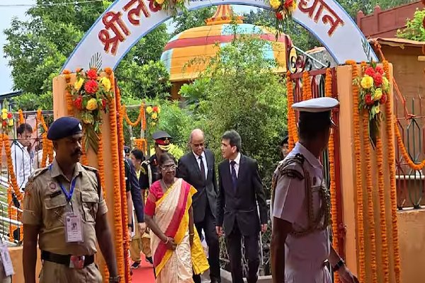 રાષ્ટ્રપતિ દ્રૌપદી મુર્મુએ ગયાજીમાં પરિવાર સાથે પિંડદાન કર્યું, રાજ્યપાલ આરિફ મોહમ્મદ ખાન પણ હાજર રહ્યા